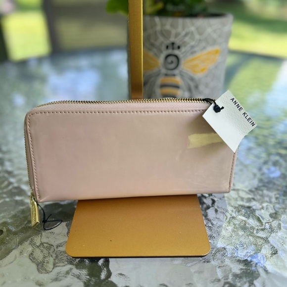 NWT-Anne Klein Tan Leather Wallet with Metallic Zipper - Picture 3 of 6
